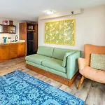 Gorgeous One Bedroom Bamboo Blocks From The Beach
