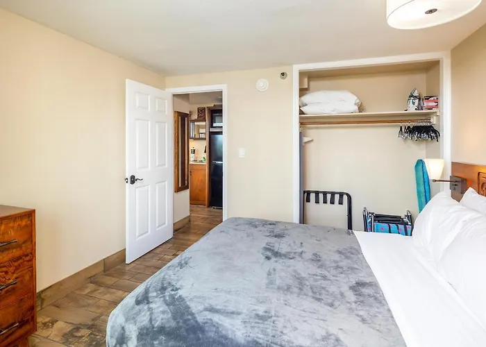 Gorgeous One Bedroom Bamboo Blocks From The Beach