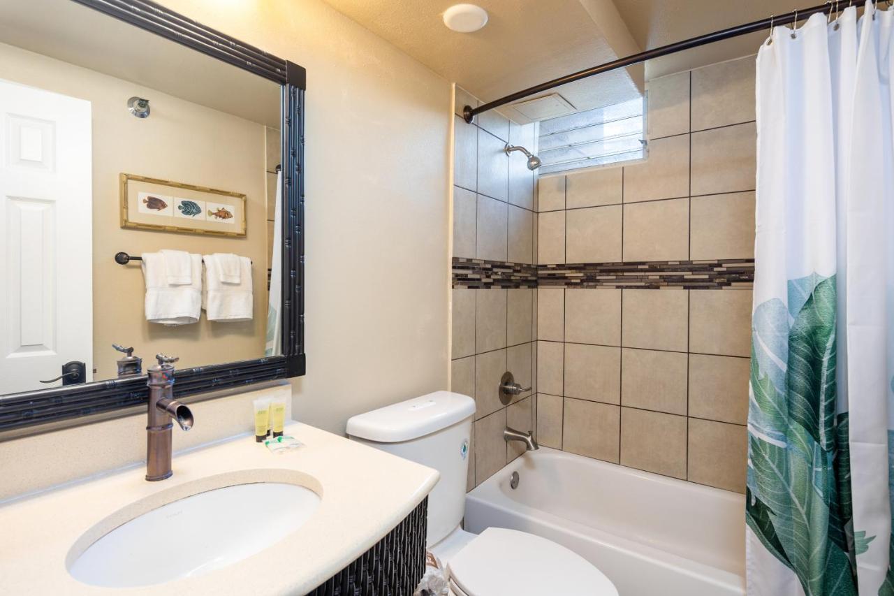 Gorgeous One Bedroom Bamboo Blocks From The Apartment Honolulu